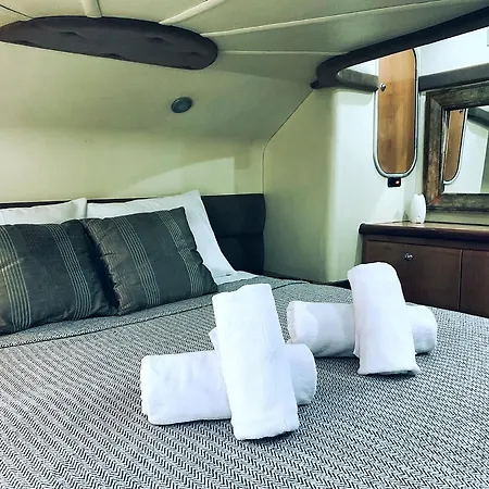 Seadream Botel Tourlos