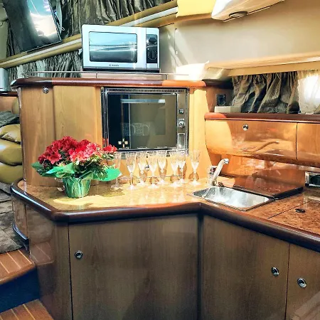 Seadream Botel Tourlos